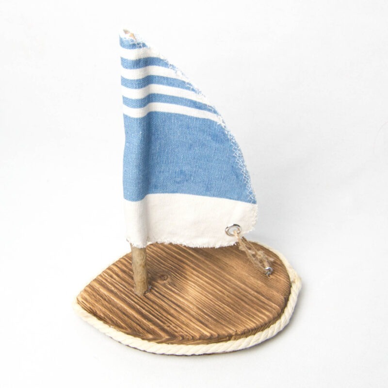 Kleines Holz-Segelboot