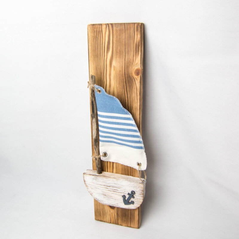 Kleines Segelboot auf Holzbrett