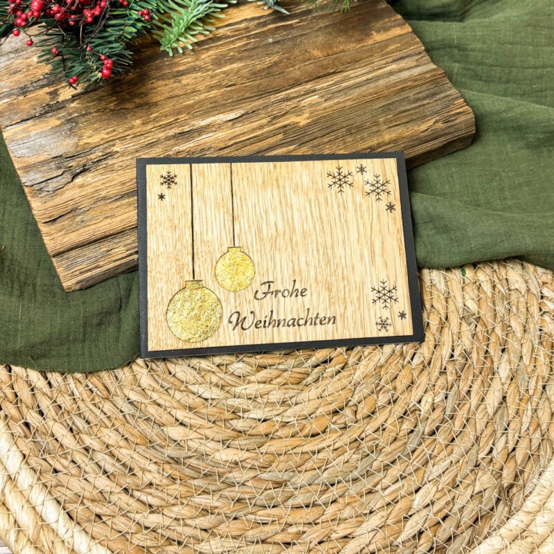Holz-Weihnachtskarte "Frohe Weihnachten & Christbaumkugeln"