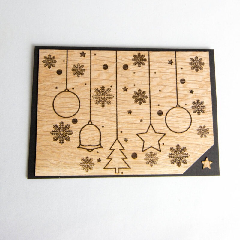 Holz-Weihnachtskarte mit weihnachtlichen Symbolen