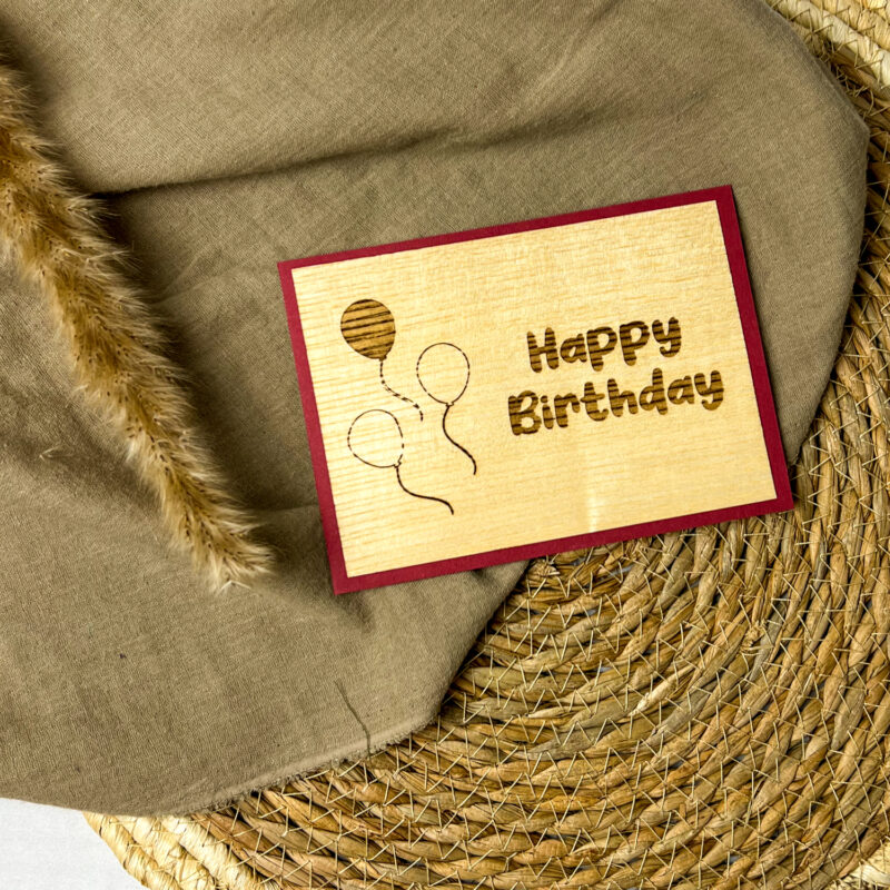 Holz-Karte "Happy Birthday" & Luftballon weinrot