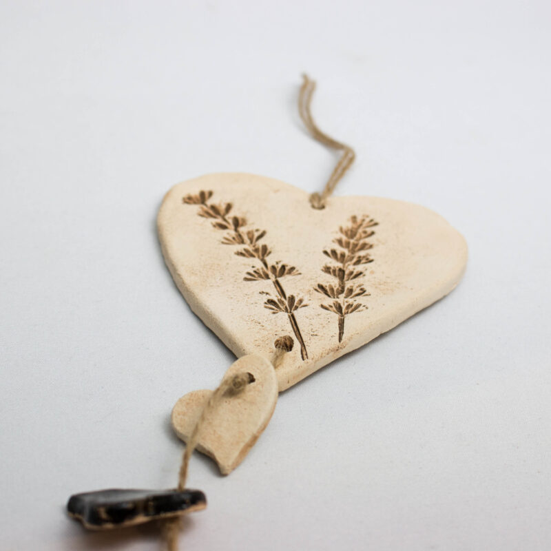 Keramikaufhänger in Herzform mit Pflanzendruckmuster