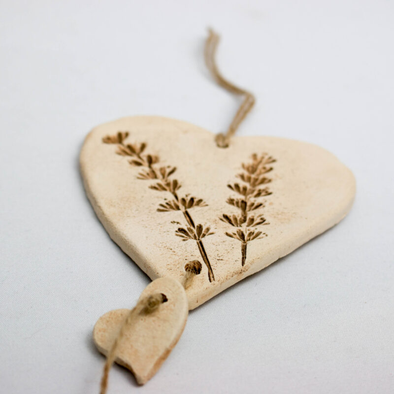 Herzen-Aufhänger aus Keramik mit Pflanzendruck