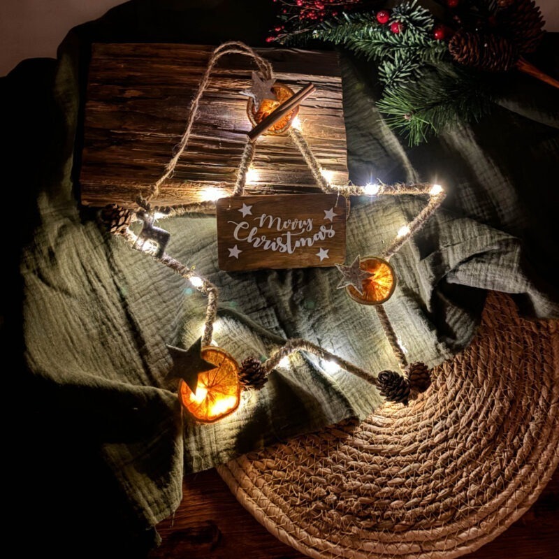 Weihnachtsstern mit Beleuchtung und "Merry Christmas"-Schild
