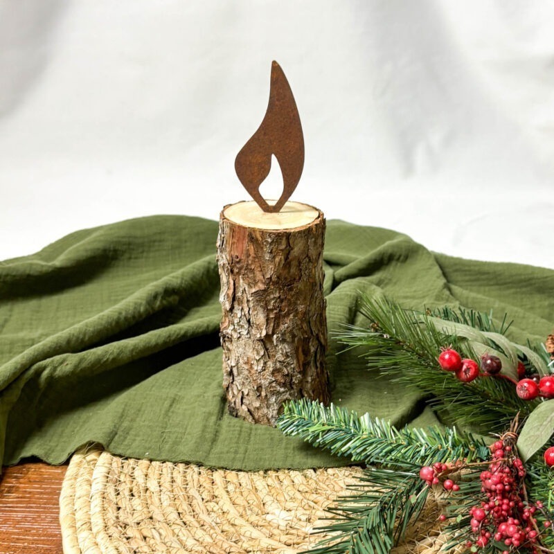 Weihnachtliche Stumpenkerzen mit Rostflamme mittel-kleine Flamme