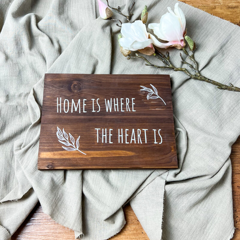 Holzschild "Home is where the heart is"