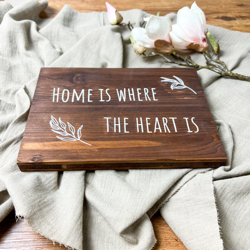 Holzschild "Home is where the heart is"